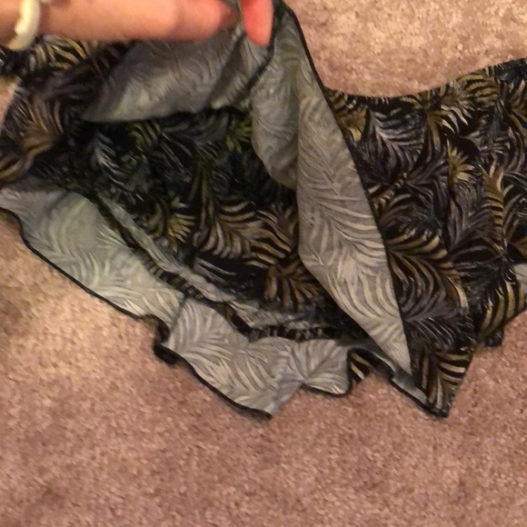 Cute crop top size xs/s stretches. - Picture 8 of 8